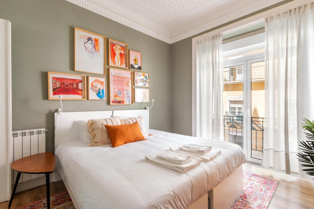 Vakantiehuis Bright Center, 10m From Subway, 6 Rooms, Up To 20 Ppl Lissabon