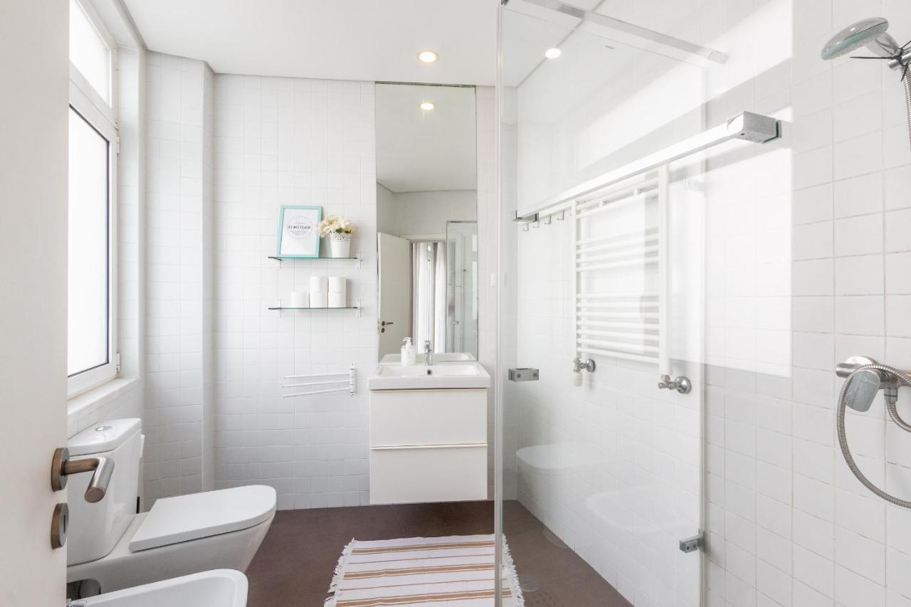 Vakantiehuis Bright Center, 10m From Subway, 6 Rooms, Up To 20 Ppl Lissabon