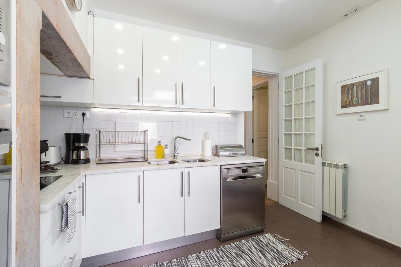 Bright Center, 10m From Subway, 6 Rooms, Up To 20 Ppl Vakantiehuis *