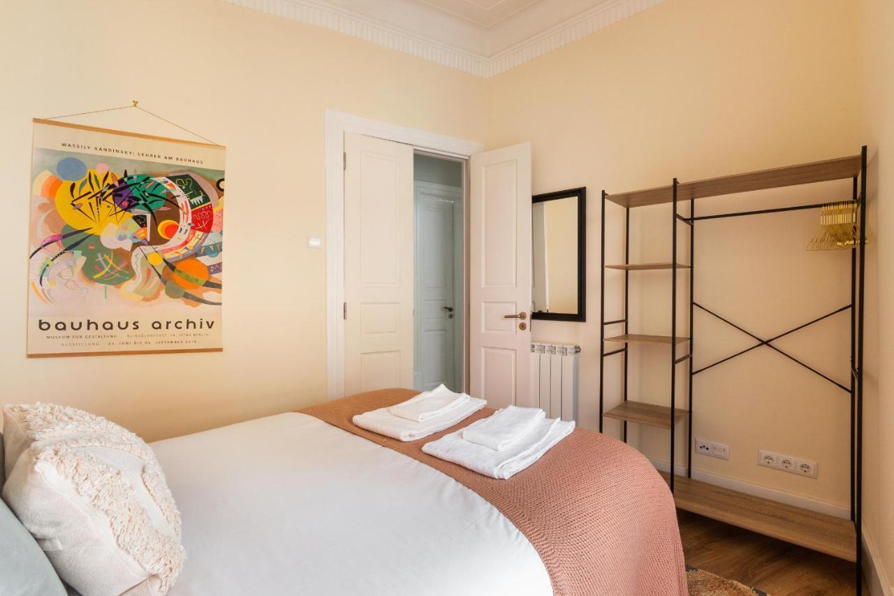 Bright Center, 10m From Subway, 6 Rooms, Up To 20 Ppl Vakantiehuis Lissabon