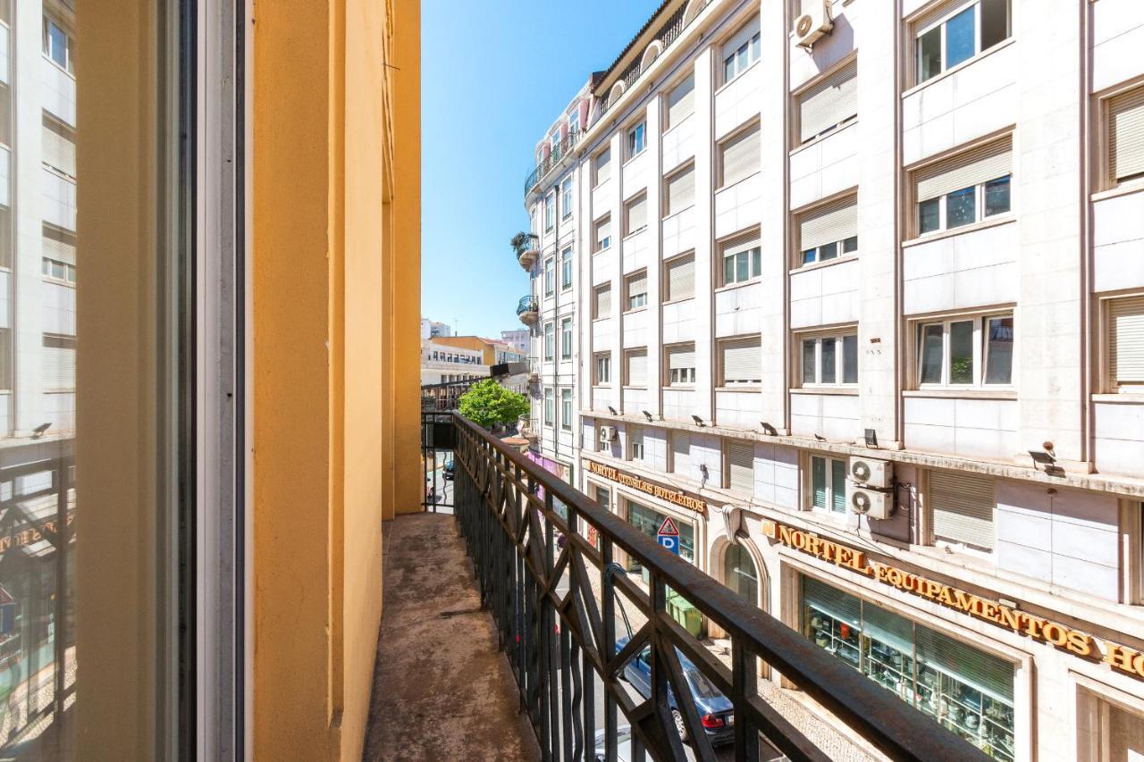 Vakantiehuis Bright Center, 10m From Subway, 6 Rooms, Up To 20 Ppl Lissabon