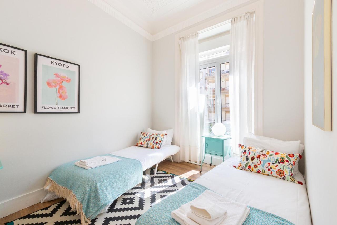 Bright Center, 10m From Subway, 6 Rooms, Up To 20 Ppl Vakantiehuis *