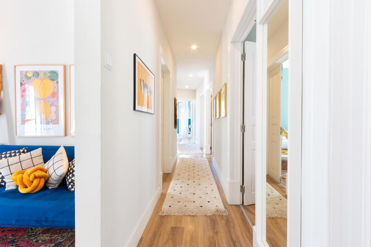 Vakantiehuis Bright Center, 10m From Subway, 6 Rooms, Up To 20 Ppl Lissabon